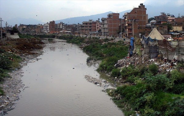 Речка, которая течет в Катманду, считается священной, т.к. в ито